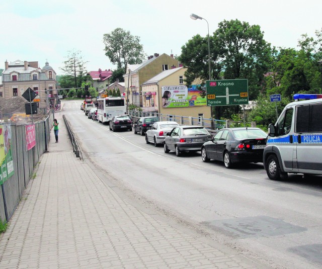 Przez centrum Grybowa przebiega droga krajowa nr 28, jedna z najruchliwszych tras w Małopolsce, a jej skrzyżowanie z drogą wojewódzką powoduje gigantyczne korki