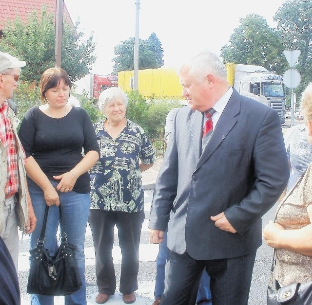 Mimo że w poniedziałek ustawiono znaki, ruch  się nie zmniejszył. Do protestujących mieszkańców przyłączył się burmistrz Goliny Tadeusz Nowicki.