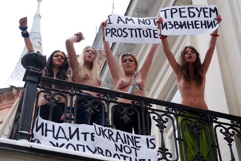 Nagie dziewczyny z FEMEN znów w akcji. &quot;Nie jesteśmy prostytutkami&quot; [ZDJĘCIA, VIDEO]