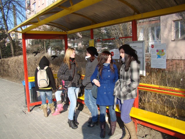 Pasażerowi na przystankach czekają na spóźnione autobusy
