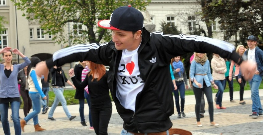 Taneczny Flash Mob studentów na placu Litewskim (WIDEO)