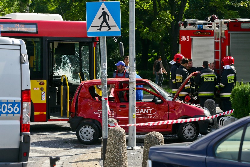 Wrocław: Wymusiła pierwszeństwo, wjechała pod autobus (ZDJĘCIA)