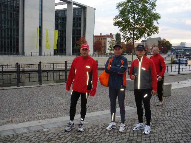 Zenek Czub (w środku), z Ireneuszem Szpotem(po lewej) i Arkiem Stasicą w Berlinie przed maratonem