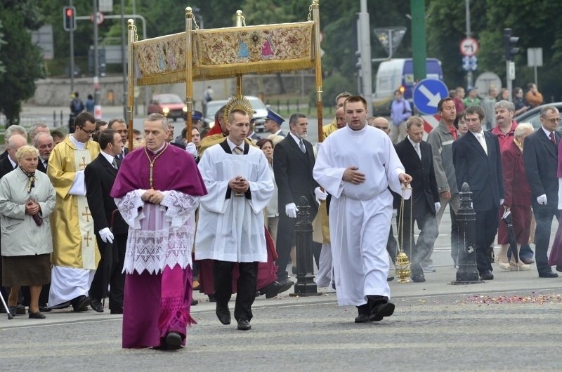 Poznań: Przeszła procesja na plac Mickiewicza [ZDJĘCIA]