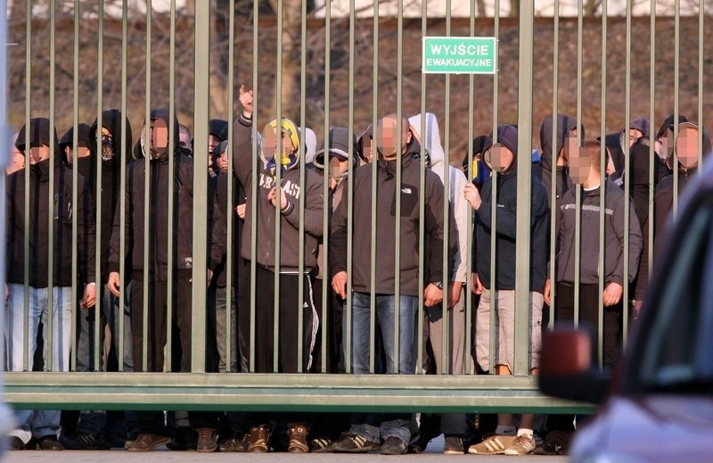 Zamieszki kibiców po meczu Bałtyk Gdynia - Górnik Wałbrzych [ZDJĘCIA]