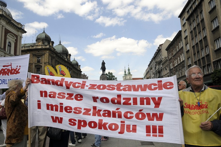 &quot;Bandyci! Zostawcie nasze rodziny&quot;. Związkowcy demonstrowali w centrum Krakowa [ZDJĘCIA]