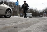 Na chodnikach w Lublinie wciąż zalega śnieg i lód