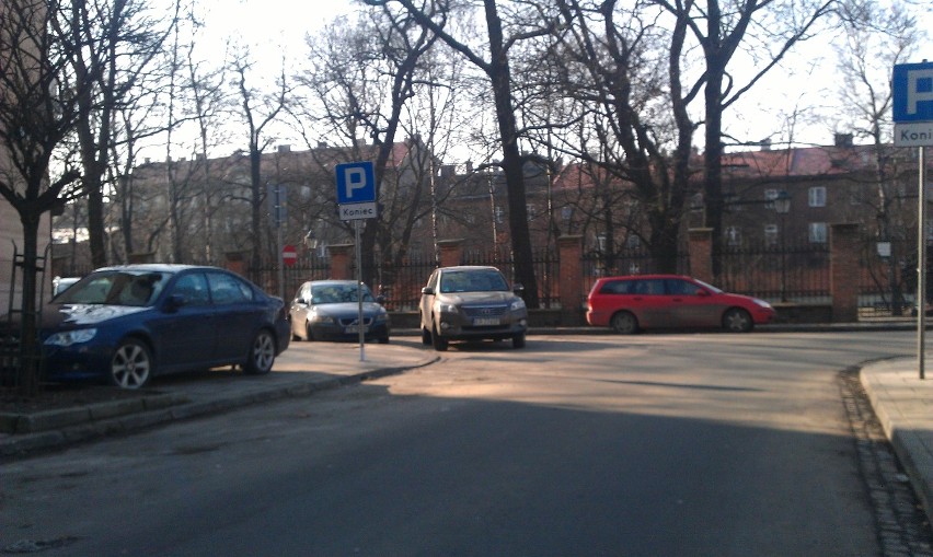 Nieprawidłowo zaparkowany samochód przy wyjeździe z ul....