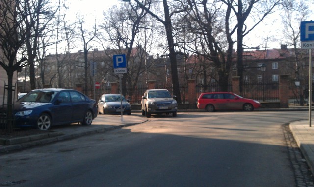 Nieprawidłowo zaparkowany samochód przy wyjeździe z ul. Kurkowej