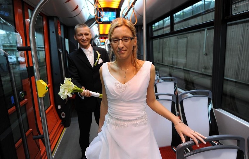 Ślubna sesja zdjęciowa na pokładzie tramwaju Tramino