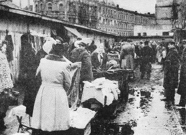 W powojennym Wrocławiu prawdziwy handel odbywał się na szaberplacu. Zdjęcie pochodzi z 1946 roku