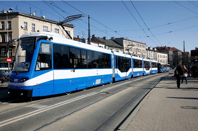 Najdłuższy w Polsce tramwaj po ulicach Krakowa jeździ od czwartku. Bardzo wygodny, problemy są na zwrotnicach...