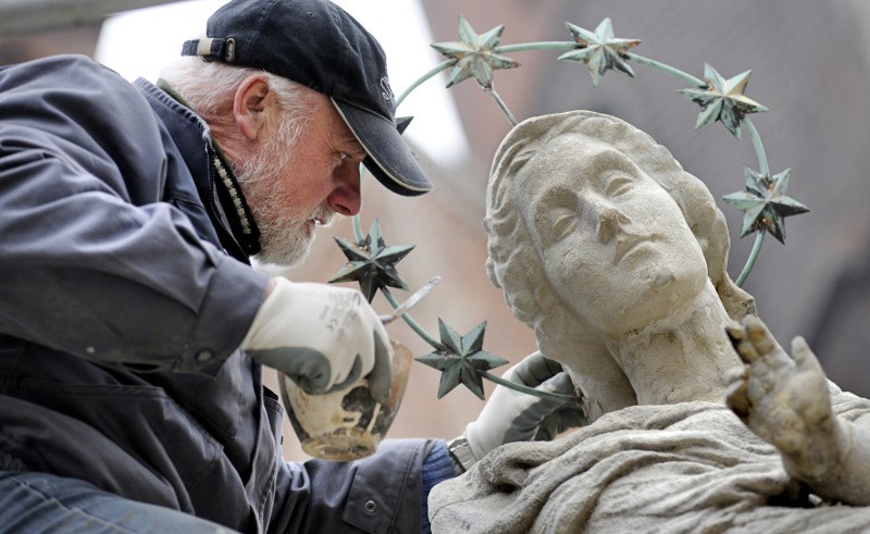 Edward Kikiela naprawia posągi nie tylko we Wrocławiu
