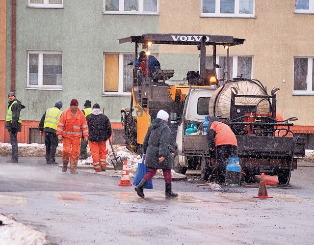 Na ulicy Mszczonowskiej asfalt lano mimo minusowej temperatury i padającego śniegu.