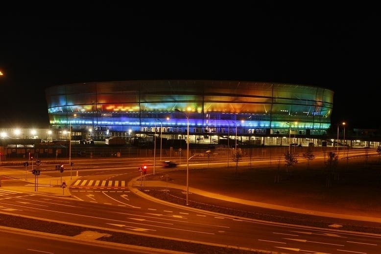 Zobacz jak świeci wrocławski stadion (FILM, ZDJĘCIA)