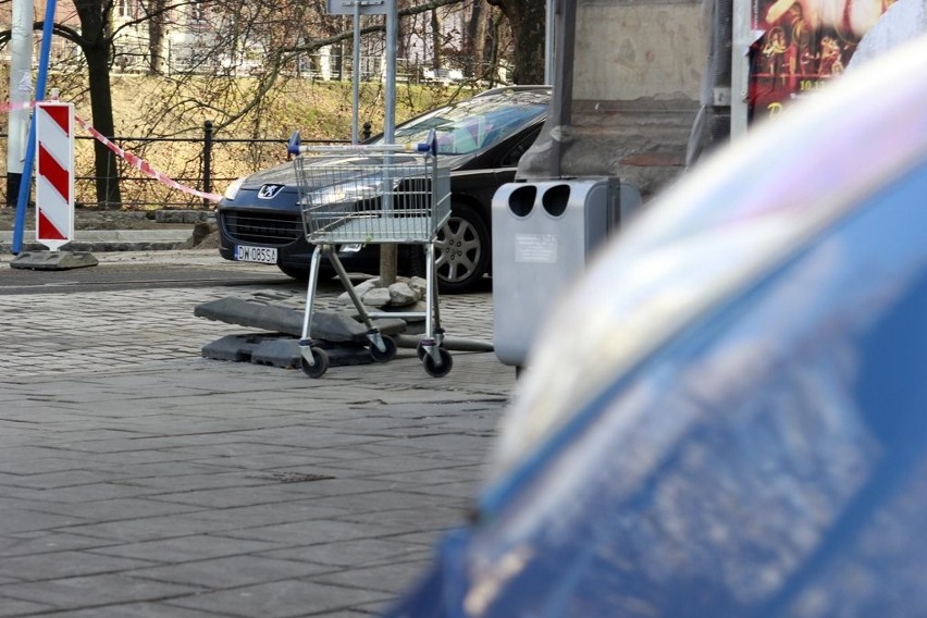 Wrocław: Zderzenie toyoty i... pieszego pchającego sklepowy wózek (ZDJĘCIA)