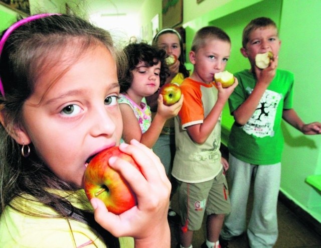 Dzieci będą dostawały owoce za darmo przez 2,5 miesiąca