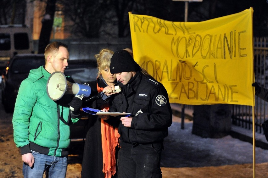 Gdańsk: Protestowali przeciwko ubojowi rytualnemu. Wśród pikietujących Robert Biedroń [ZDJĘCIA]