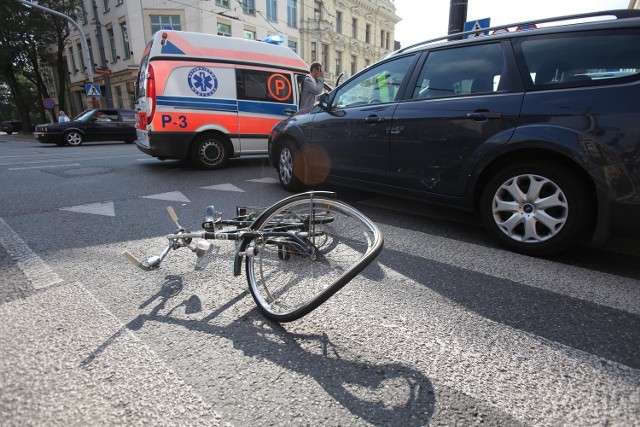 U zbiegu Piotrkowskiej i Radwańskiej samochód osobowy potrącił rowerzystkę.