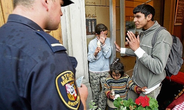 Na widok umundurowanych strażników Rumun i jego dwie siostry nie uciekli. Jednak zasłaniali się przed obiektywem