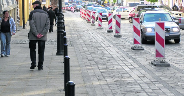 Takie obrazki powtarzają się co kilka tygodni - ulica Krakowska jest przegradzana barierkami i trwa usuwanie usterek
