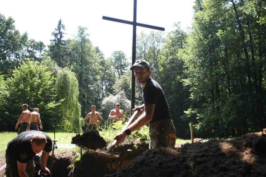 Krzyż na polanie miał podobno postawić jeden ze świadków...