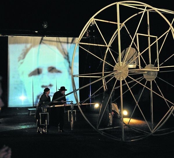 Scena z przedstawienia "Rabin Maharal i Golem" Teatru Asocjacja 2006 w reżyserii Lecha Raczaka