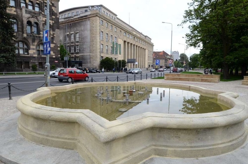 Wybudowano kamienne ławy do siedzenia, a przy fontannie...