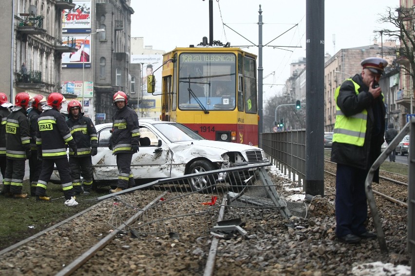 Mercedes zablokował ruch na al. Kościuszki