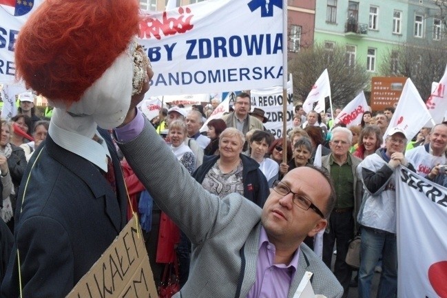 Manifestacja Solidarności w Częstochowie i spalenie kukły...