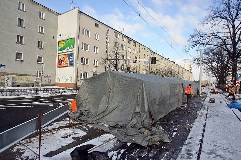 Wrocław: Drogowcy grzeją i remontują