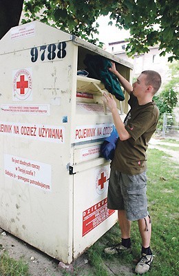 Od sierpnia z charakterystycznych pojemników na odzież zniknie logo PCK