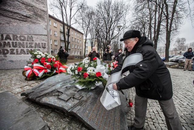 Dzień Żołnierzy Wyklętych rozpoczął się w piątek, pod pomnikiem ofiar komunizmu