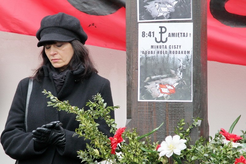 Rocznica katastrofy w Smoleńsku. Złożono kwiaty pod Krzyżem Katyńskim [ZDJĘCIA]