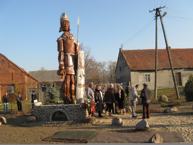 We wsi Dębno Polskie w Wielkopolsce stanęła najwyższa w Polsce figura św. Floriana.We wsi Dębno Polskie w Wielkopolsce stanęła najwyższa w Polsce figura św. Floriana.