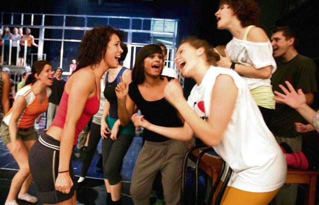 Jedna z wielu uczniowskich scen zbiorowych w gliwickim przedstawieniu High School Musical