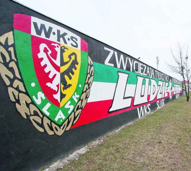 Ściana z herbem Śląska znajduje się obok pechowego sklepu