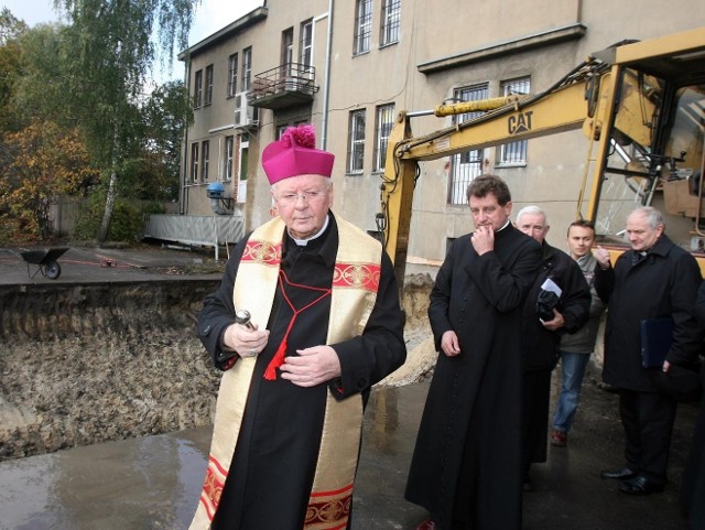 Arcybiskup łódzki Władysław Ziółek, rozpoczęcie budowy Domu Samotnej Matki. Jesień 2009 roku.