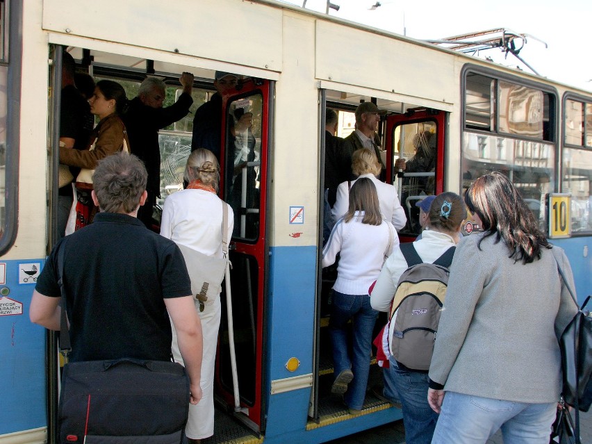 Wrocław: Coraz mniej kursów autobusów i tramwajów