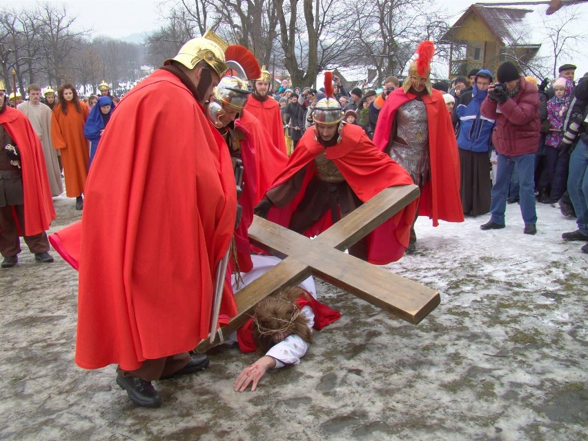 Misterium w Kalwarii: Jezus niósł krzyż po śniegu i lodzie [ZDJĘCIA]