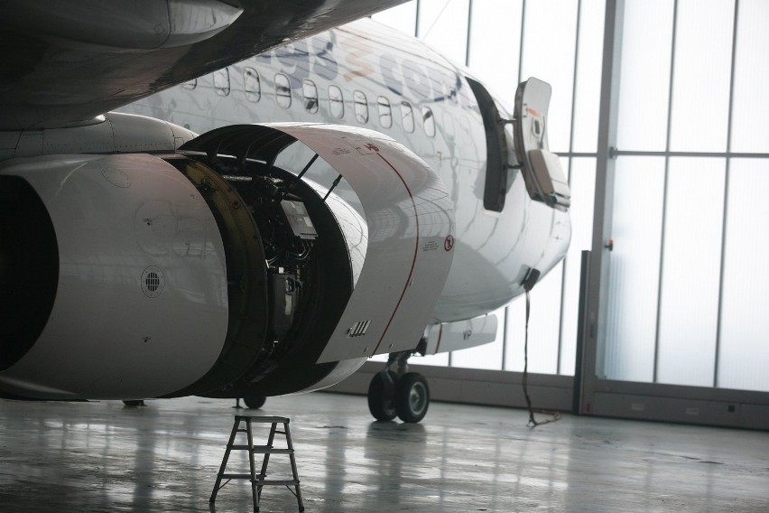 Lotnisko Pyrzowice: Samolot, który wypadł z pasa startowego, przechodzi kontrolę [ZDJĘCIA]