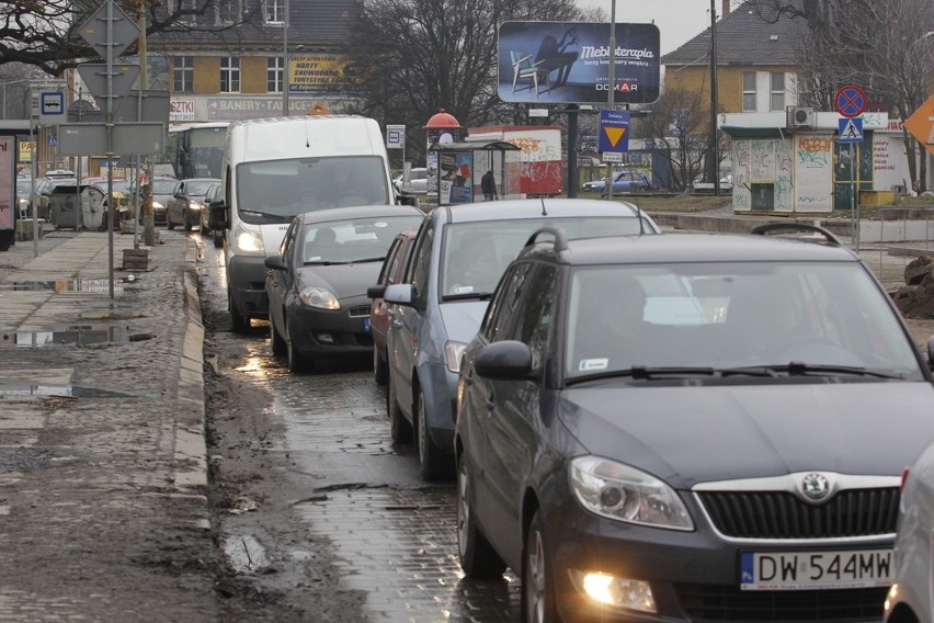 Remontują plac Orląt Lwowskich. Korkują się Podwale i Robotnicza (ZDJĘCIA)