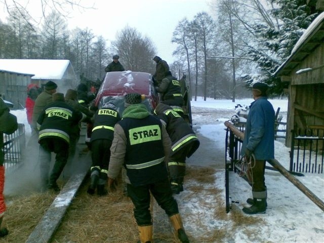 W Mościcach Dolnych podnosi się woda (zdjęcia)