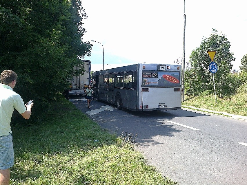 Wypadek autobusu w Tarnowskich Górach. 19 osób rannych [ZDJĘCIA]