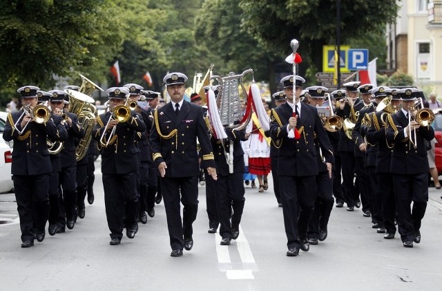 Przemarsz Kaszubów podczas zjazdu w Sopocie