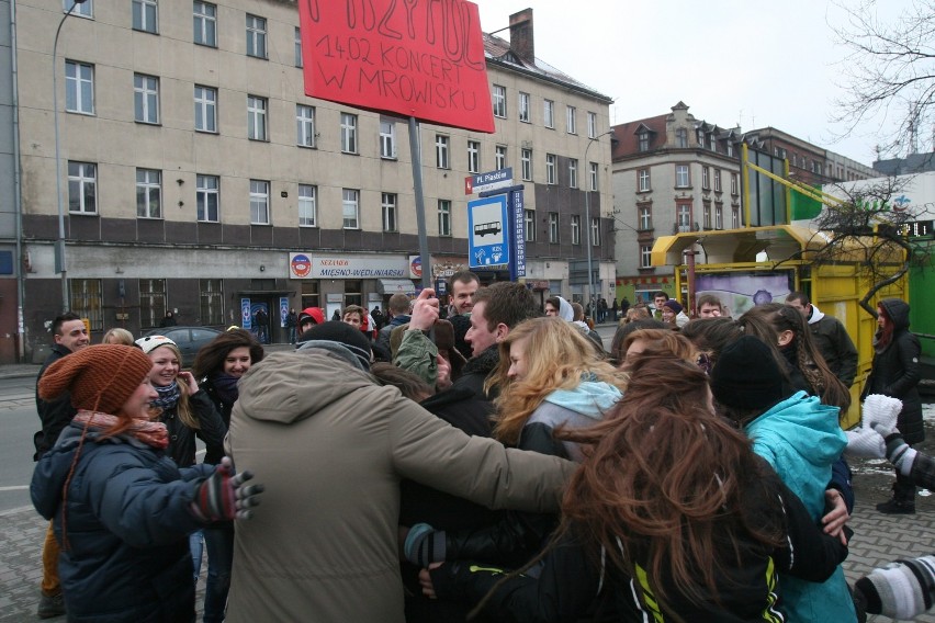 Flash mob w Gliwicach, czyli &quot;Przytulanie bez zobowiązań&quot; [ZDJĘCIA]