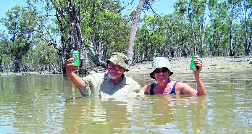 Chłodzenie w rzece Murray, w 45-stopniowym australijskim...