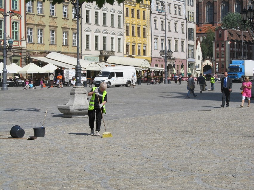 Sprzątanie Rynku po fecie Śląska Wrocław (ZOBACZ)