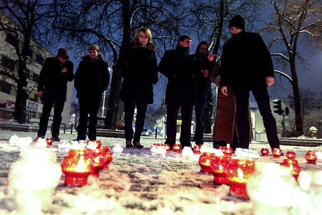 Pod pomnikiem Ofiar Komunizmu, na skrzyżowaniu Sienkiewicza i Tuwima, zapłonęły znicze