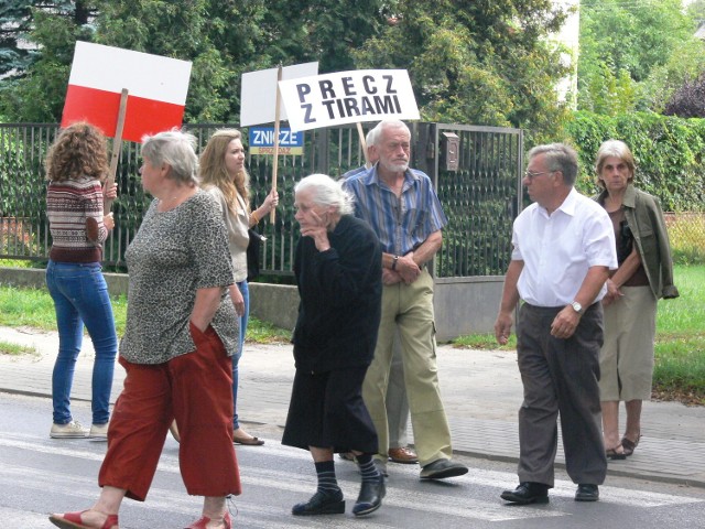 Mieszkańcy Łowicza protestowali w piątek przeciw TIR-om.
